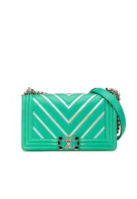 CHANEL Boy Flap Bag Chevron Lammleder mit holografischem PVC
