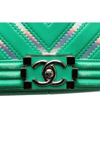 CHANEL Boy Flap Bag Chevron Lammleder mit holografischem PVC