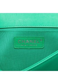 CHANEL Boy Flap Bag Chevron Lammleder mit holografischem PVC